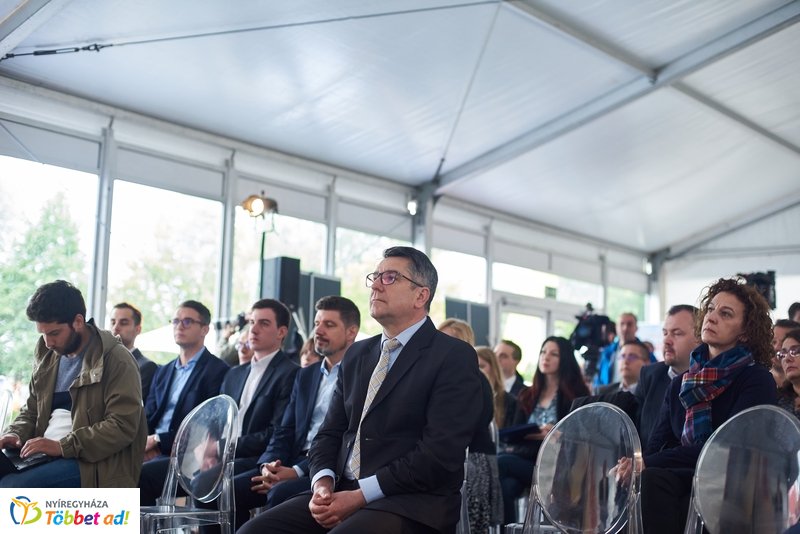 ALDI-Eon töltőpont átadó