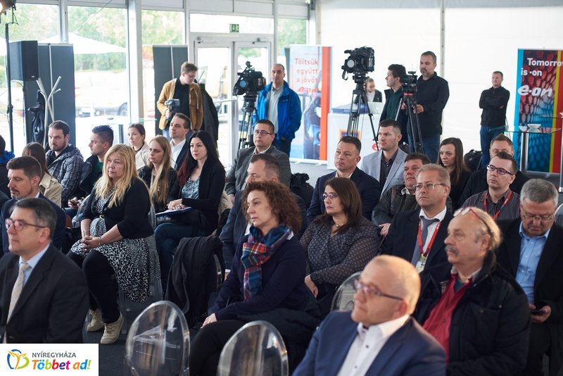 ALDI-Eon töltőpont átadó