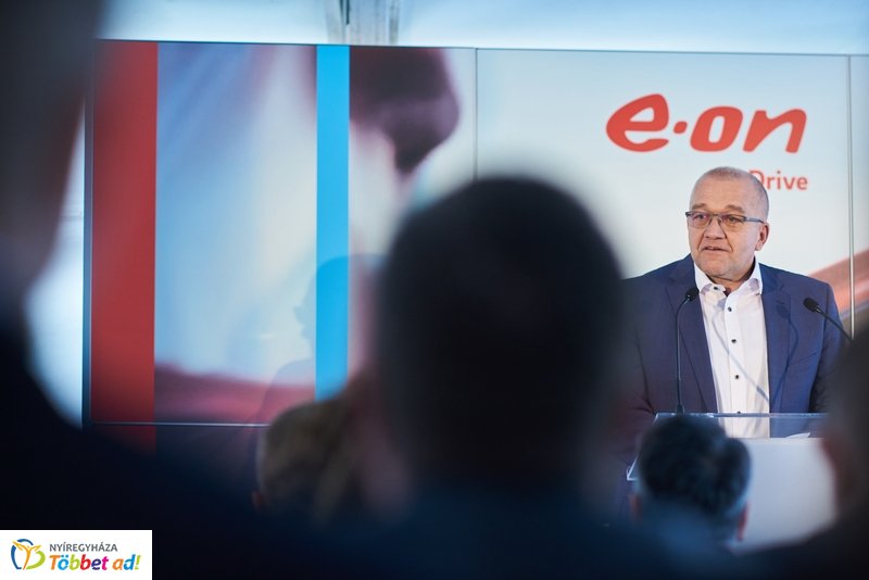 ALDI-Eon töltőpont átadó