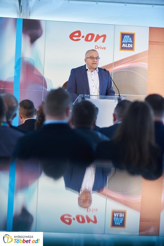 ALDI-Eon töltőpont átadó