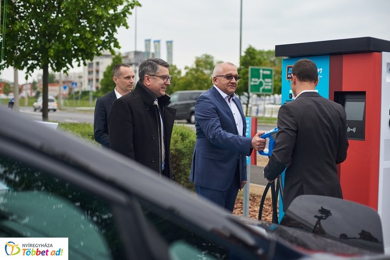 ALDI-Eon töltőpont átadó