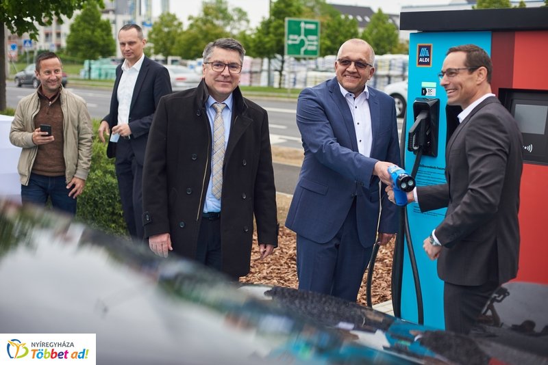 ALDI-Eon töltőpont átadó