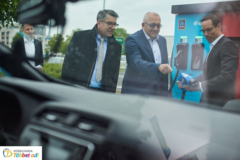 ALDI-Eon töltőpont átadó