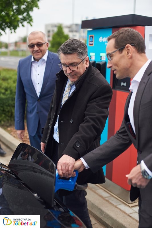 ALDI-Eon töltőpont átadó