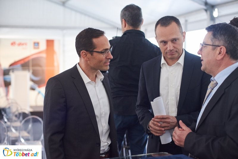 ALDI-Eon töltőpont átadó