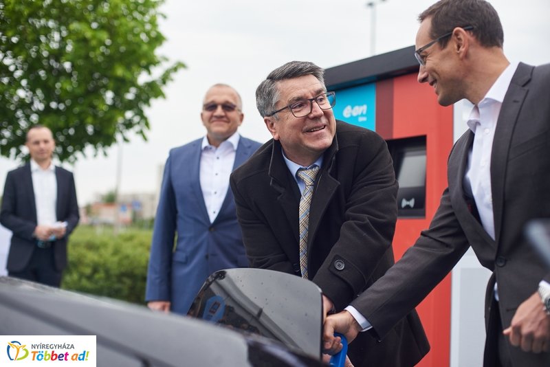 ALDI-Eon töltőpont átadó