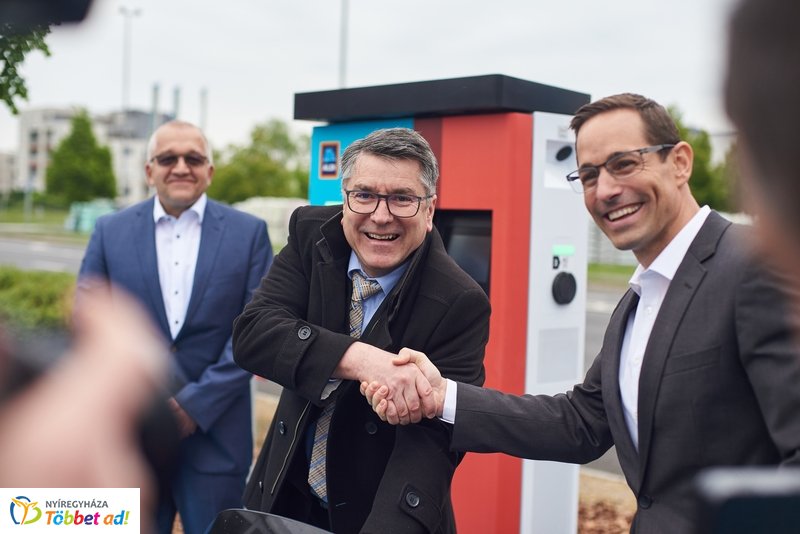 ALDI-Eon töltőpont átadó