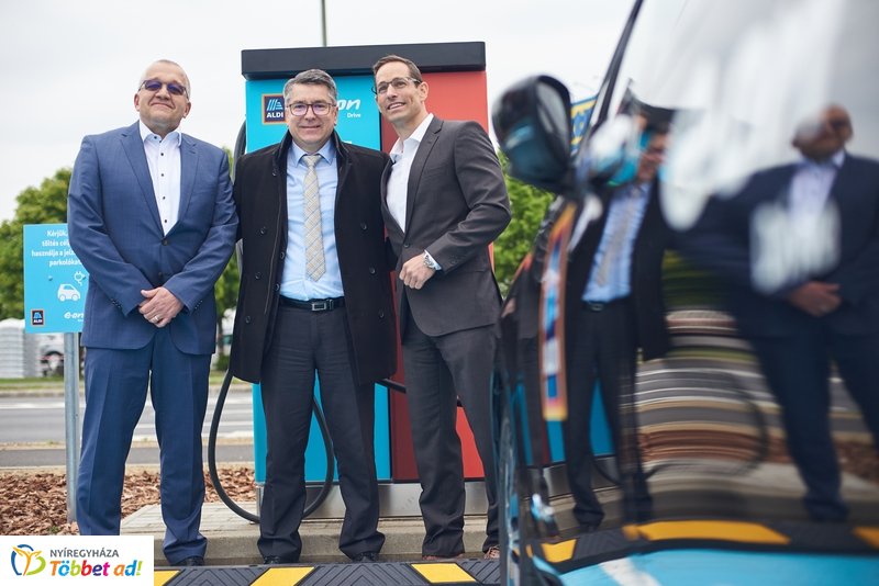 ALDI-Eon töltőpont átadó