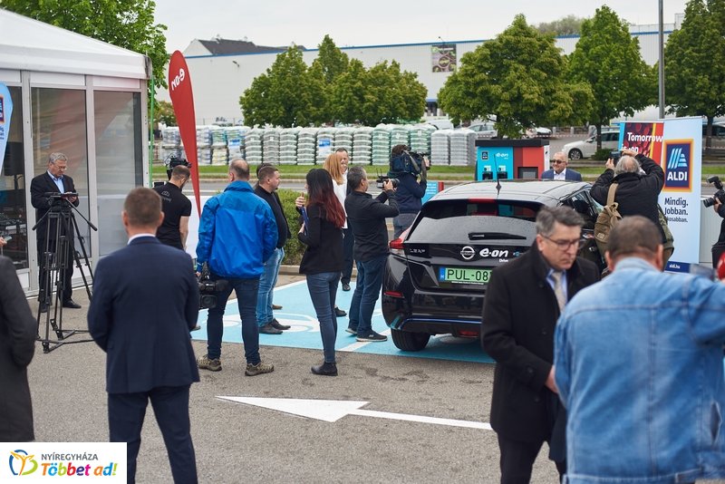 ALDI-Eon töltőpont átadó