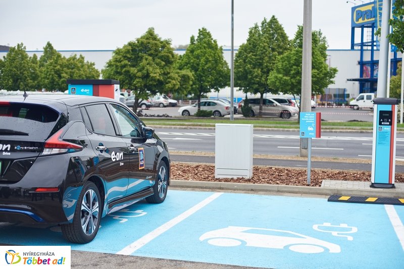 ALDI-Eon töltőpont átadó