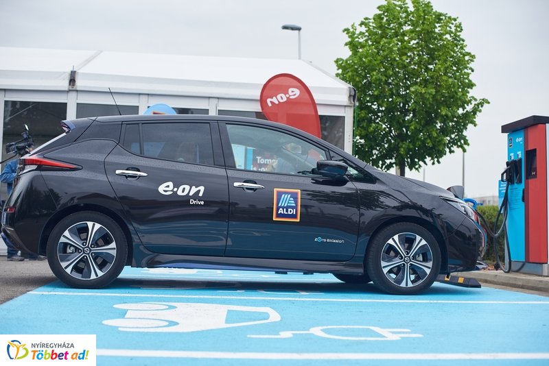 ALDI-Eon töltőpont átadó