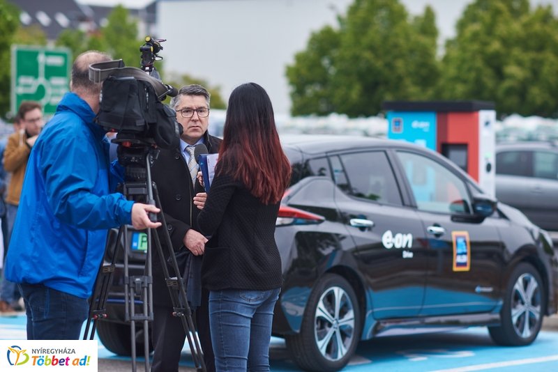 ALDI-Eon töltőpont átadó