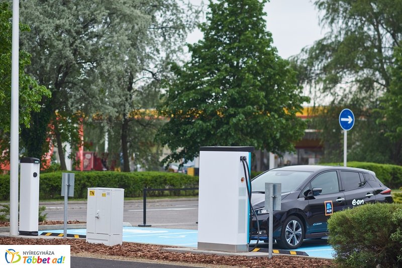 ALDI-Eon töltőpont átadó