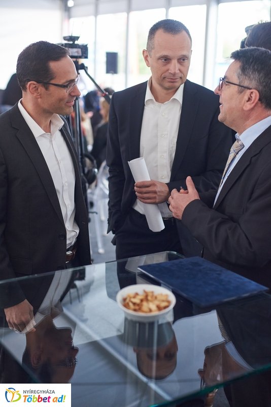 ALDI-Eon töltőpont átadó