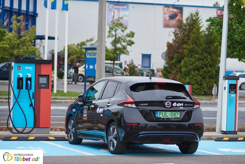 ALDI-Eon töltőpont átadó