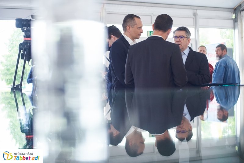 ALDI-Eon töltőpont átadó