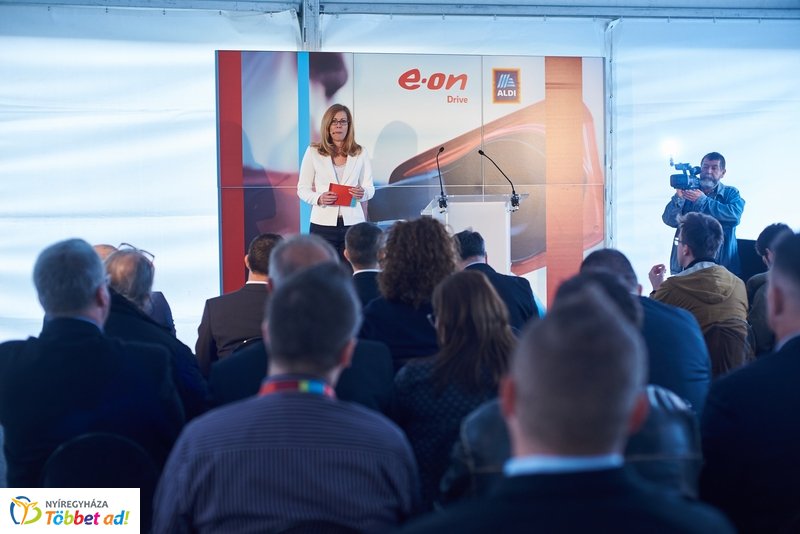 ALDI-Eon töltőpont átadó