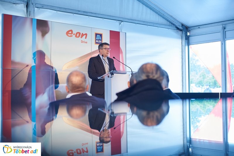ALDI-Eon töltőpont átadó