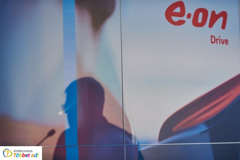 ALDI-Eon töltőpont átadó