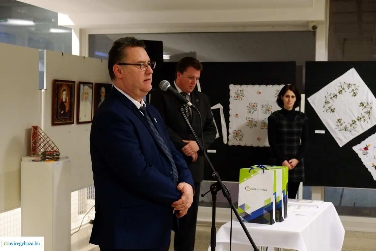 Alkotó idősek - kiállítás a kulturális központban