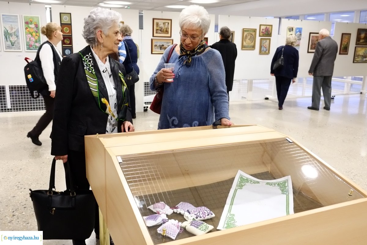 Alkotó idősek - kiállítás a kulturális központban