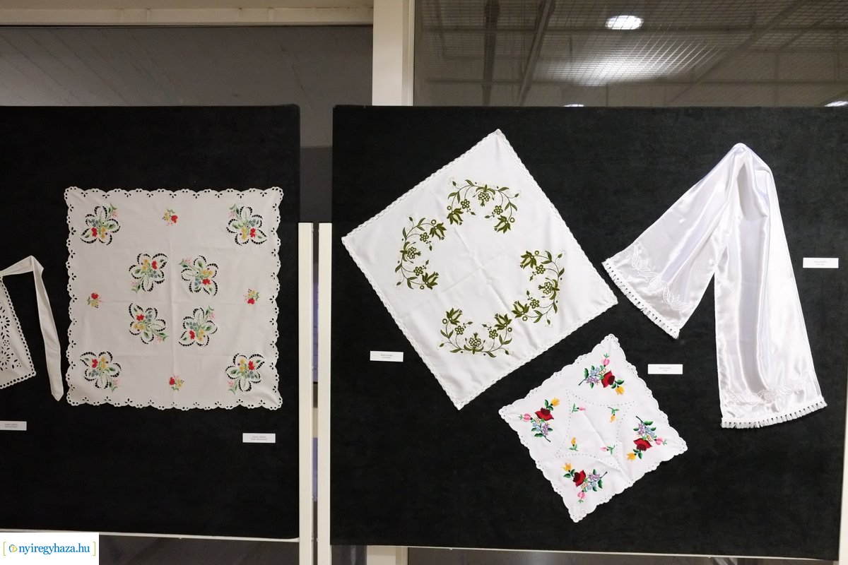 Alkotó idősek - kiállítás a kulturális központban