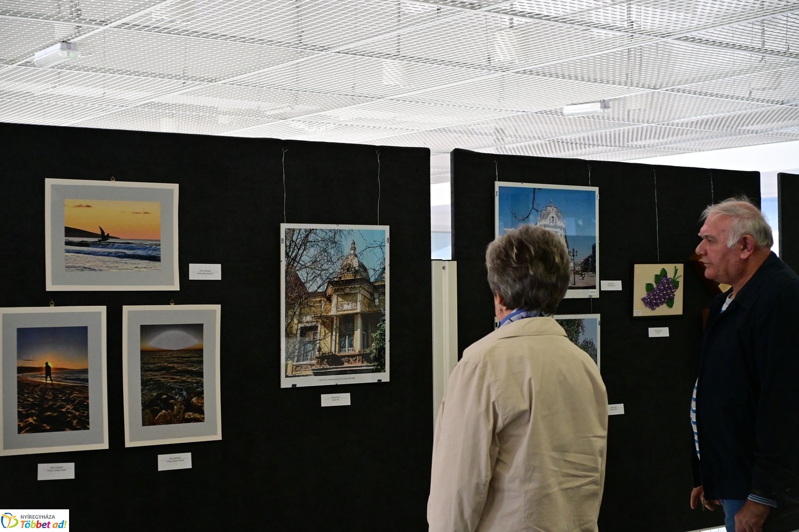 Alkotó idősek kiállítása a kulturális központban 2025