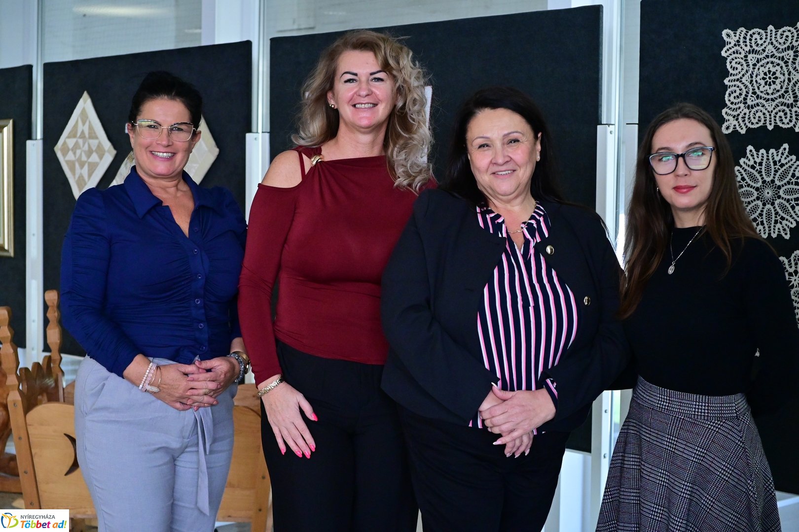 Alkotó idősek kiállítása a kulturális központban 2025