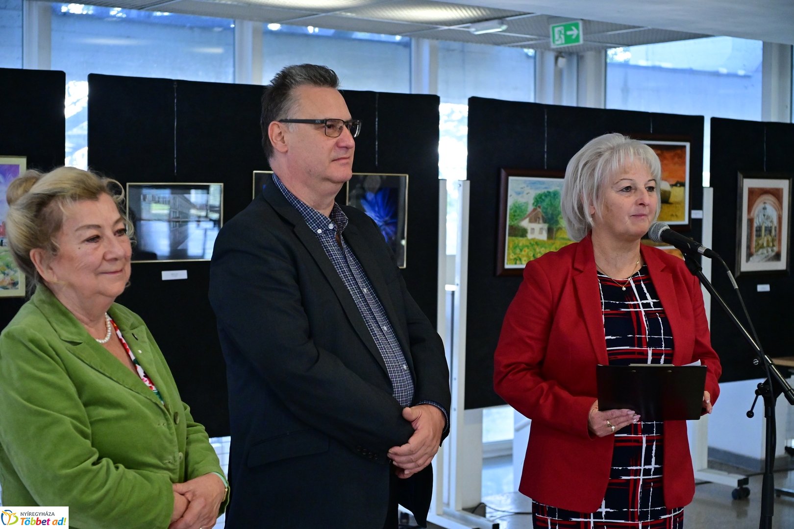 Alkotó idősek kiállítása a kulturális központban 2025