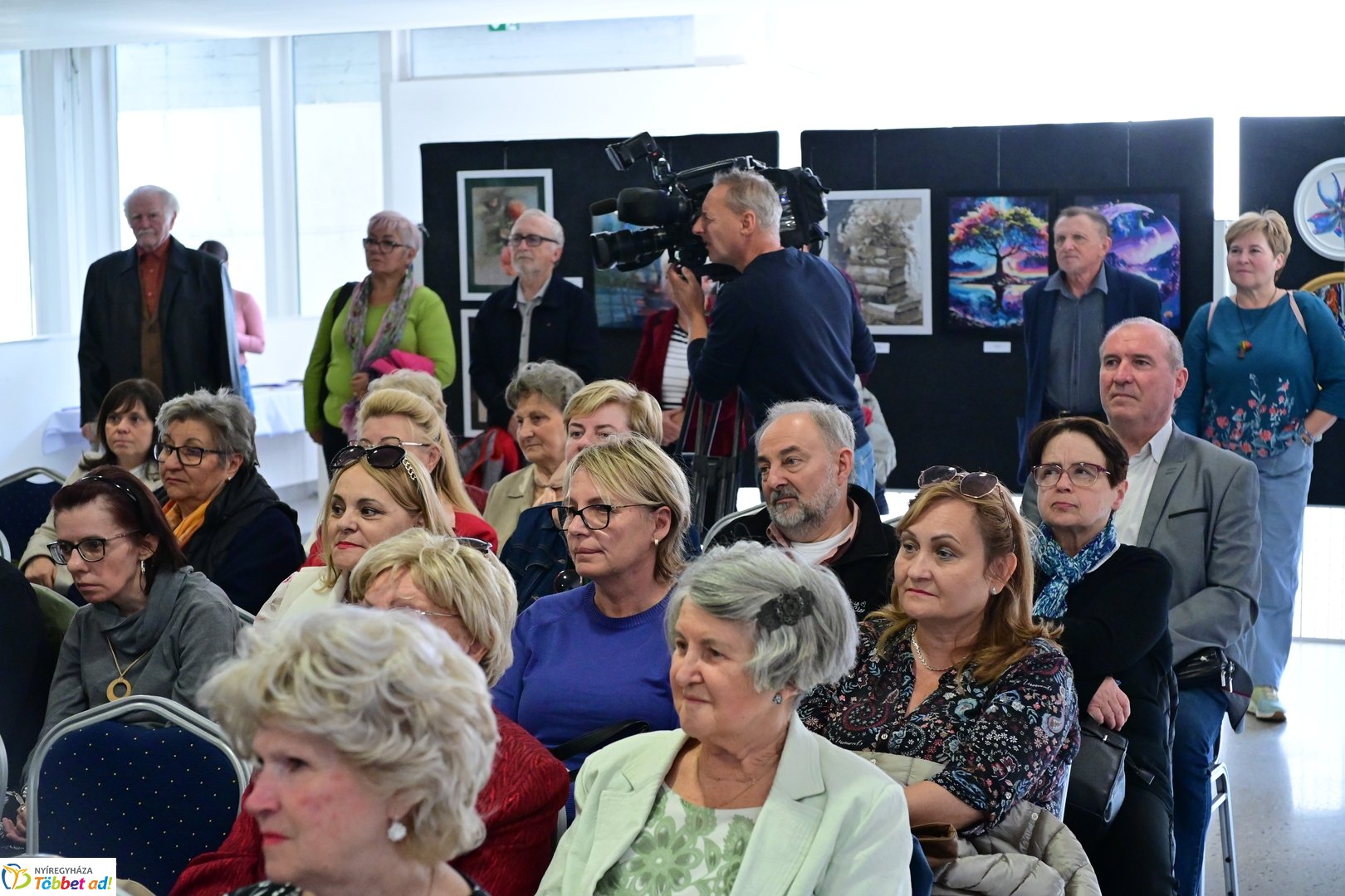 Alkotó idősek kiállítása a kulturális központban 2025