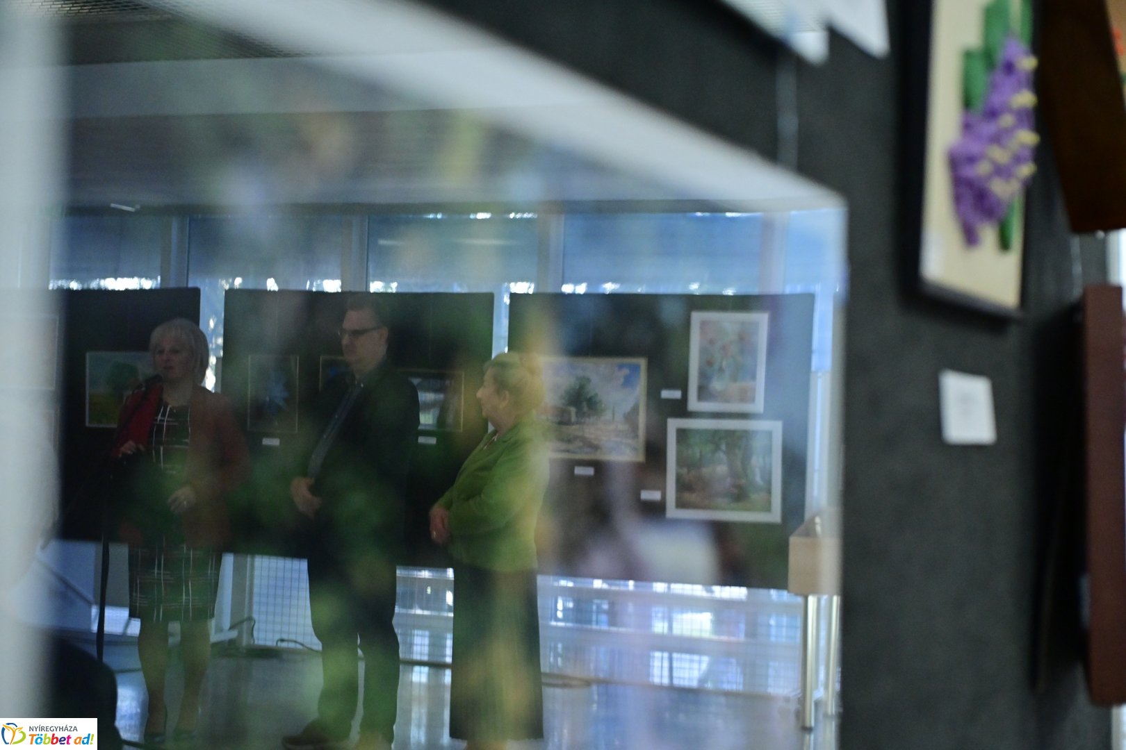 Alkotó idősek kiállítása a kulturális központban 2025