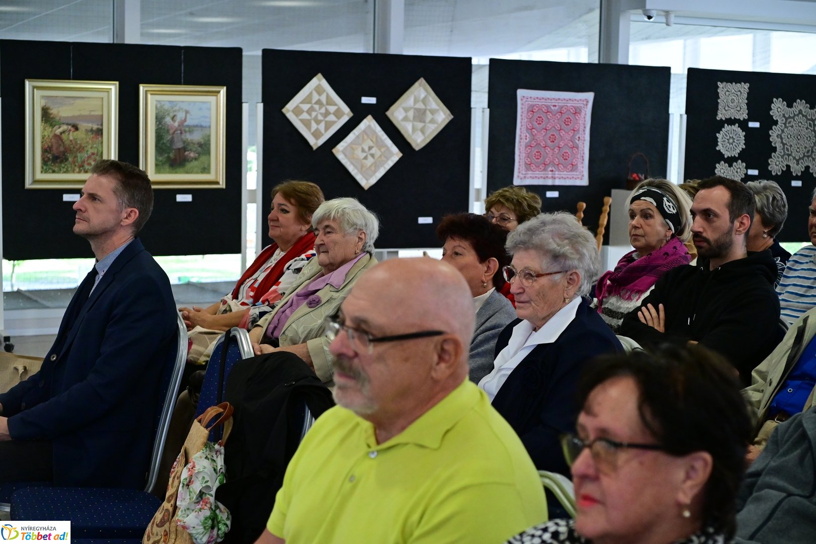 Alkotó idősek kiállítása a kulturális központban 2025