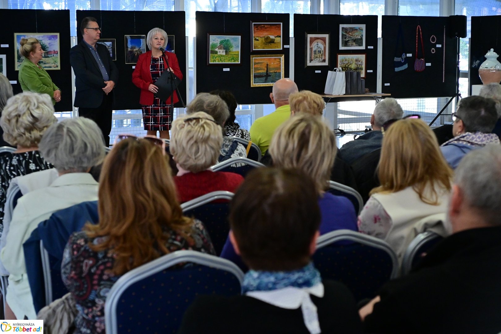 Alkotó idősek kiállítása a kulturális központban 2025