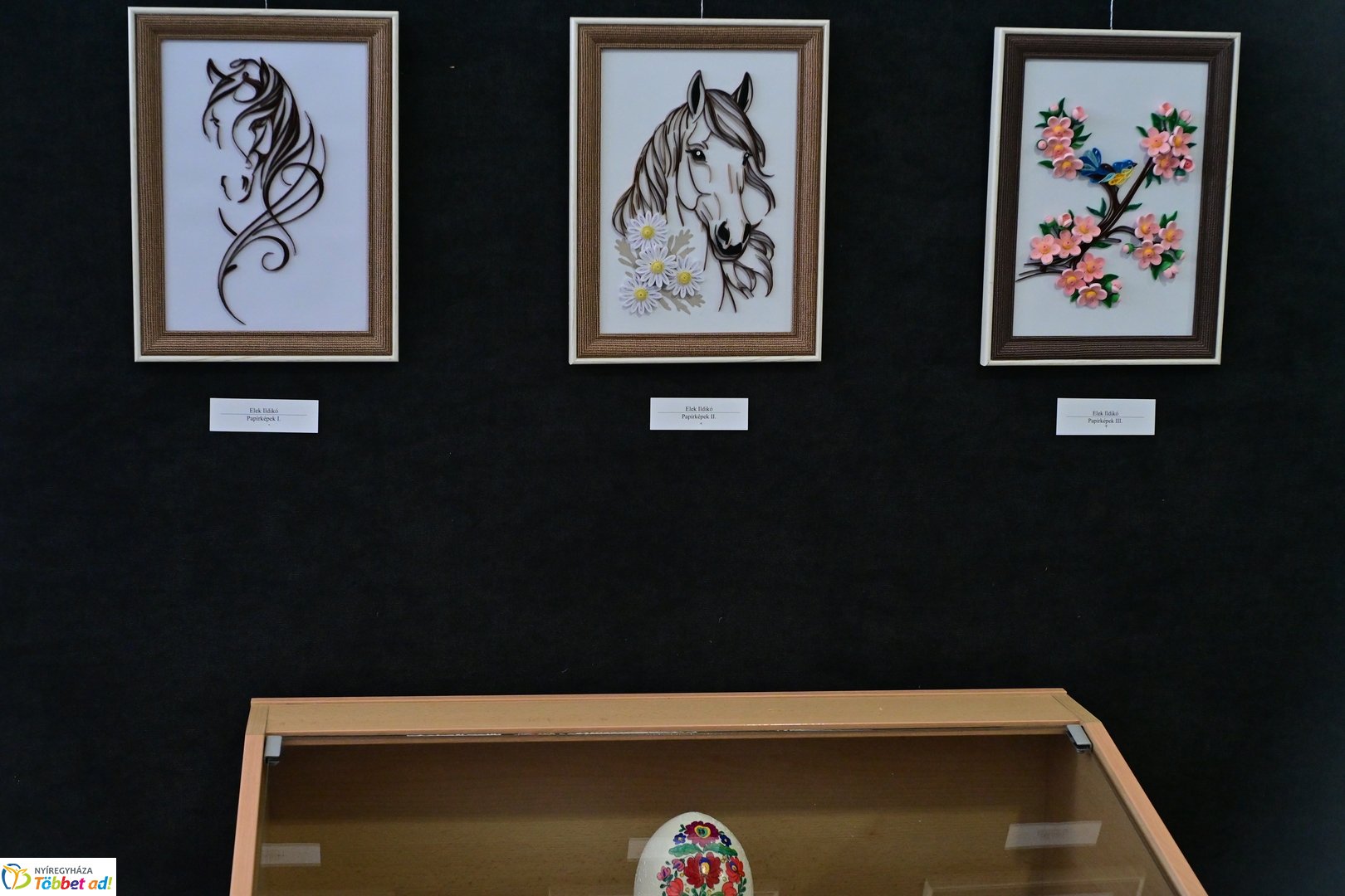 Alkotó idősek kiállítása a kulturális központban 2025