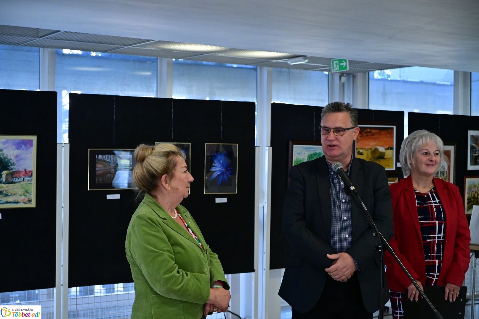 Alkotó idősek kiállítása a kulturális központban 2025