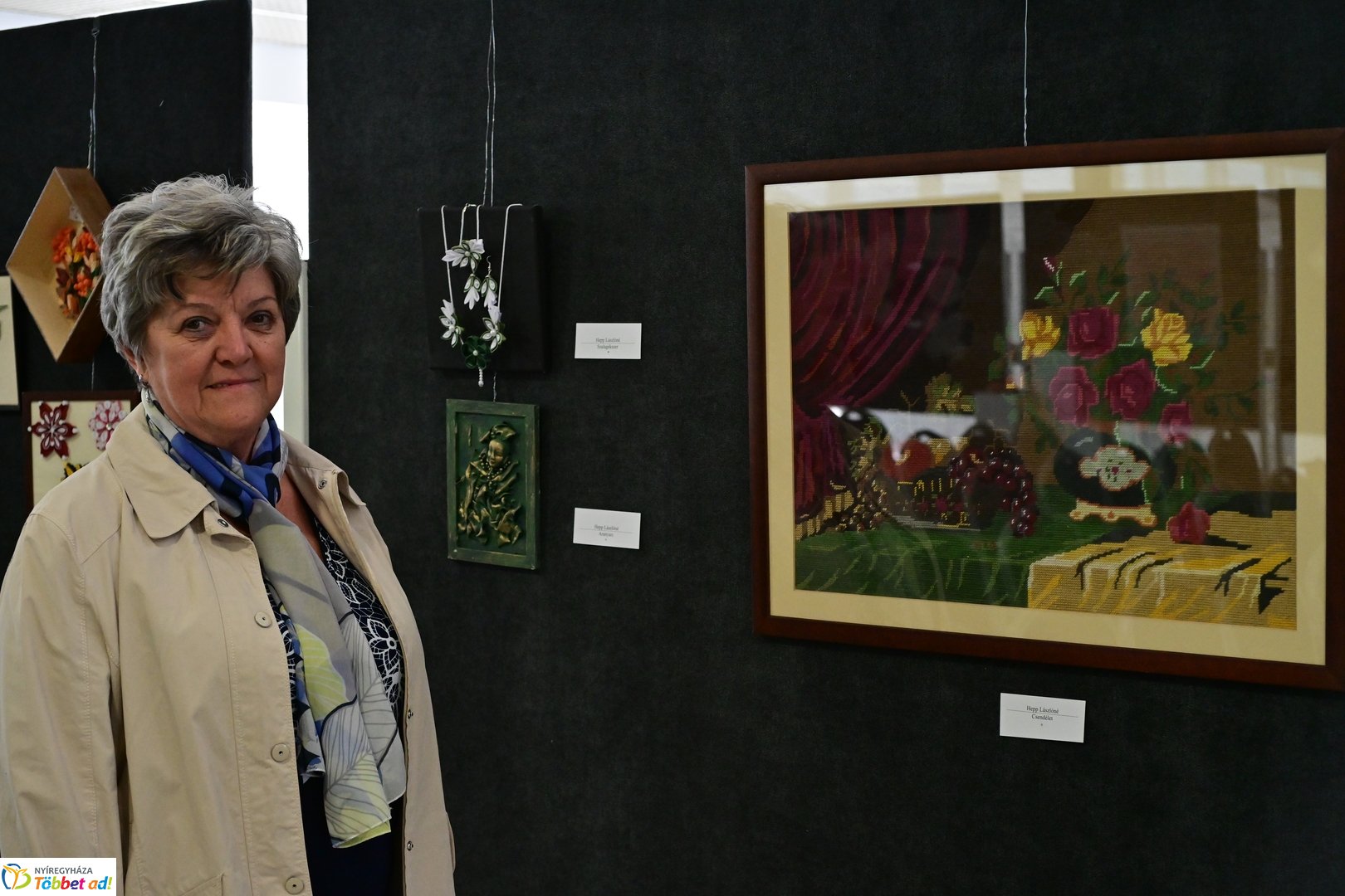 Alkotó idősek kiállítása a kulturális központban 2025