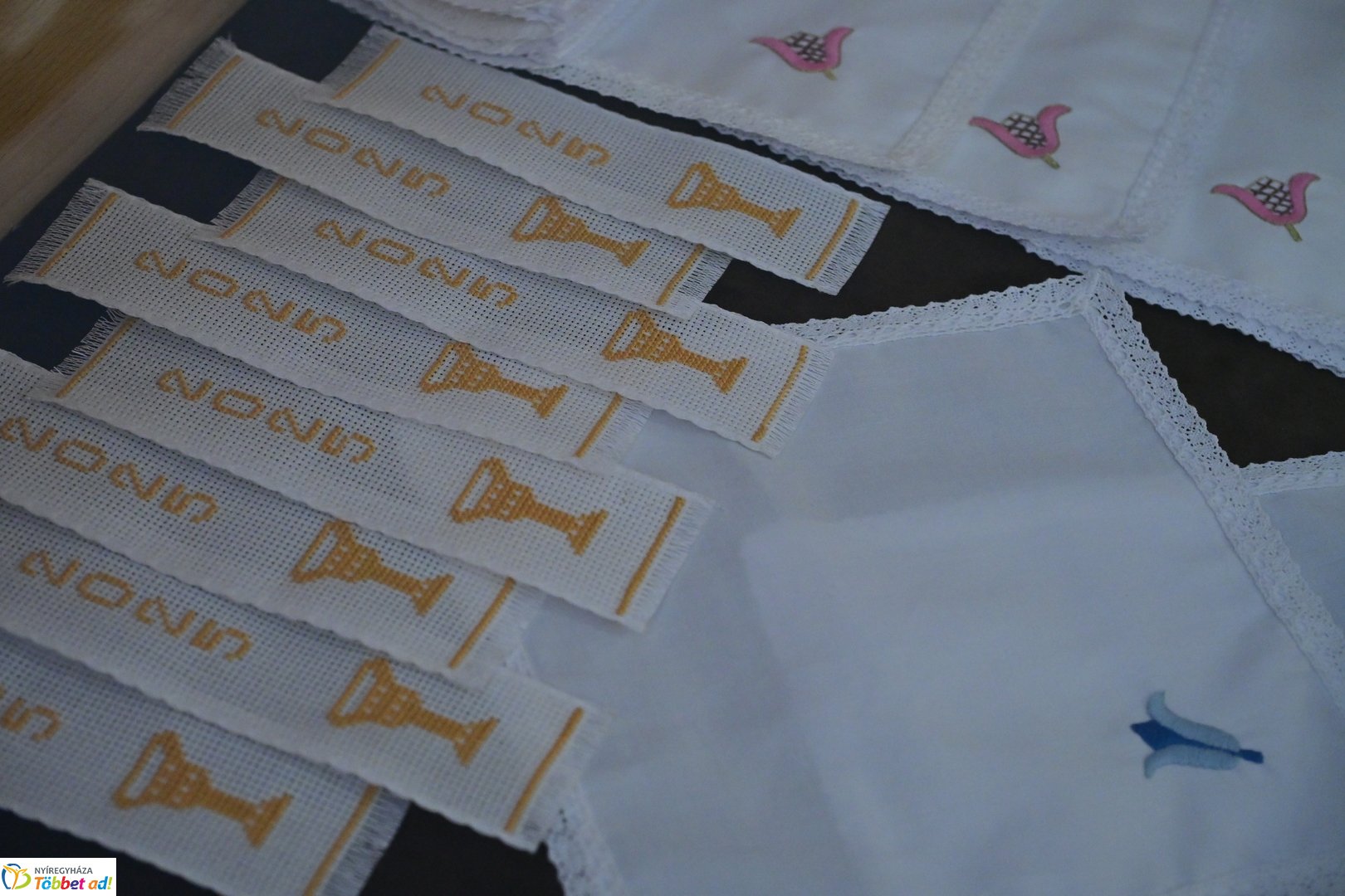 Alkotó idősek kiállítása a kulturális központban 2025