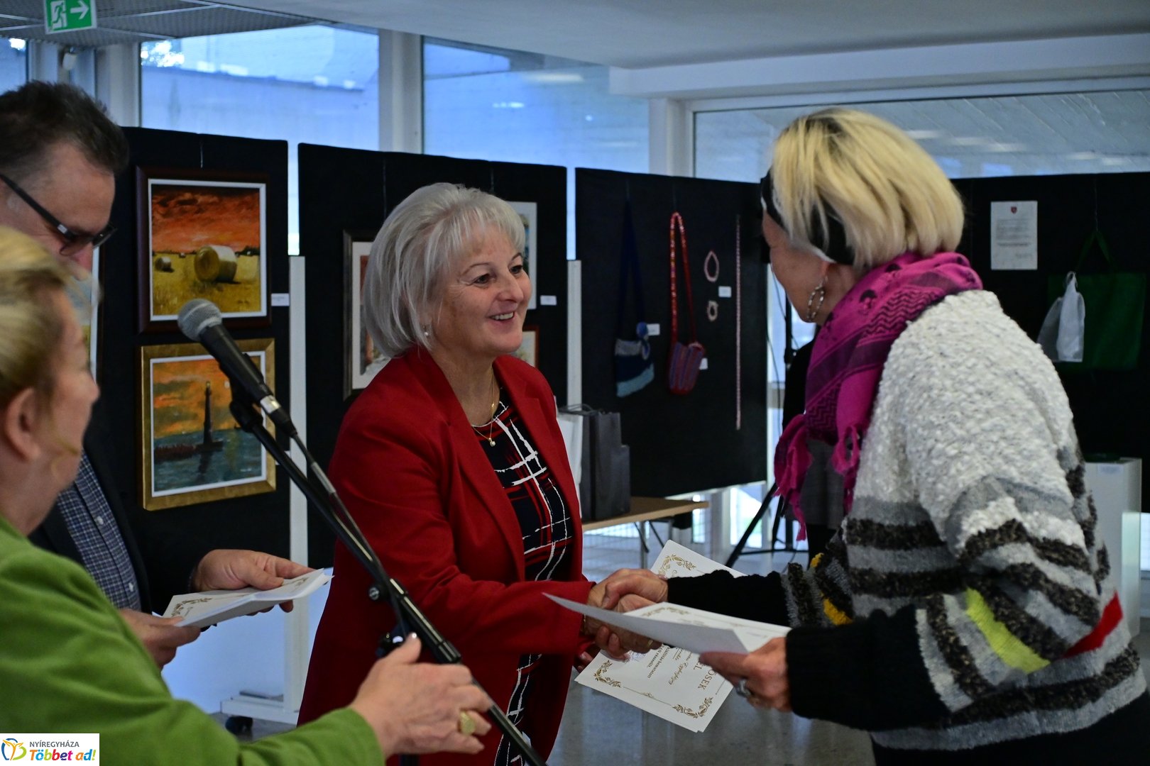 Alkotó idősek kiállítása a kulturális központban 2025