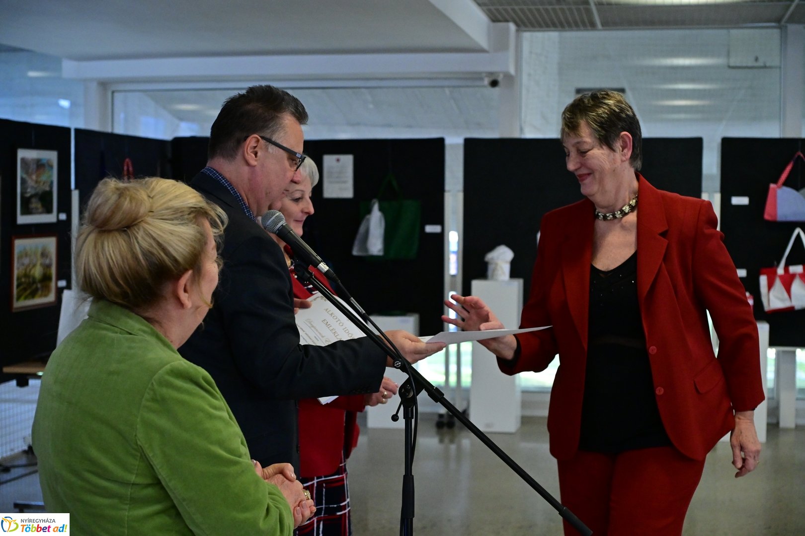 Alkotó idősek kiállítása a kulturális központban 2025