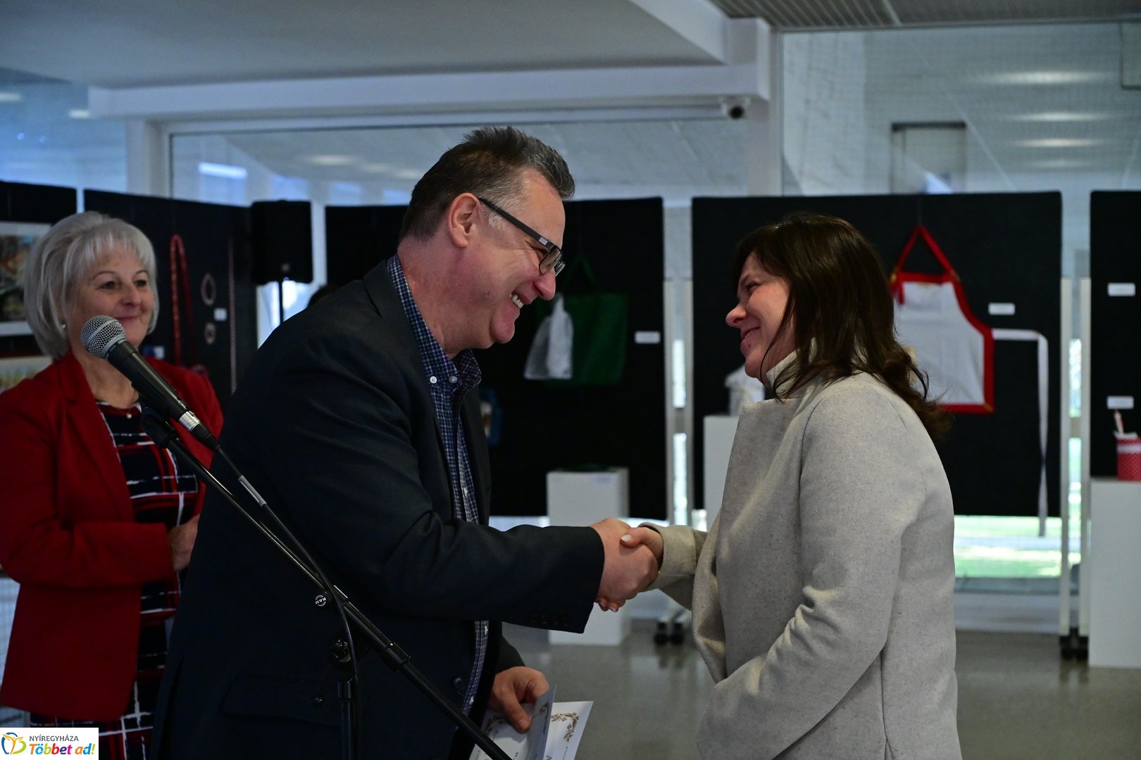 Alkotó idősek kiállítása a kulturális központban 2025