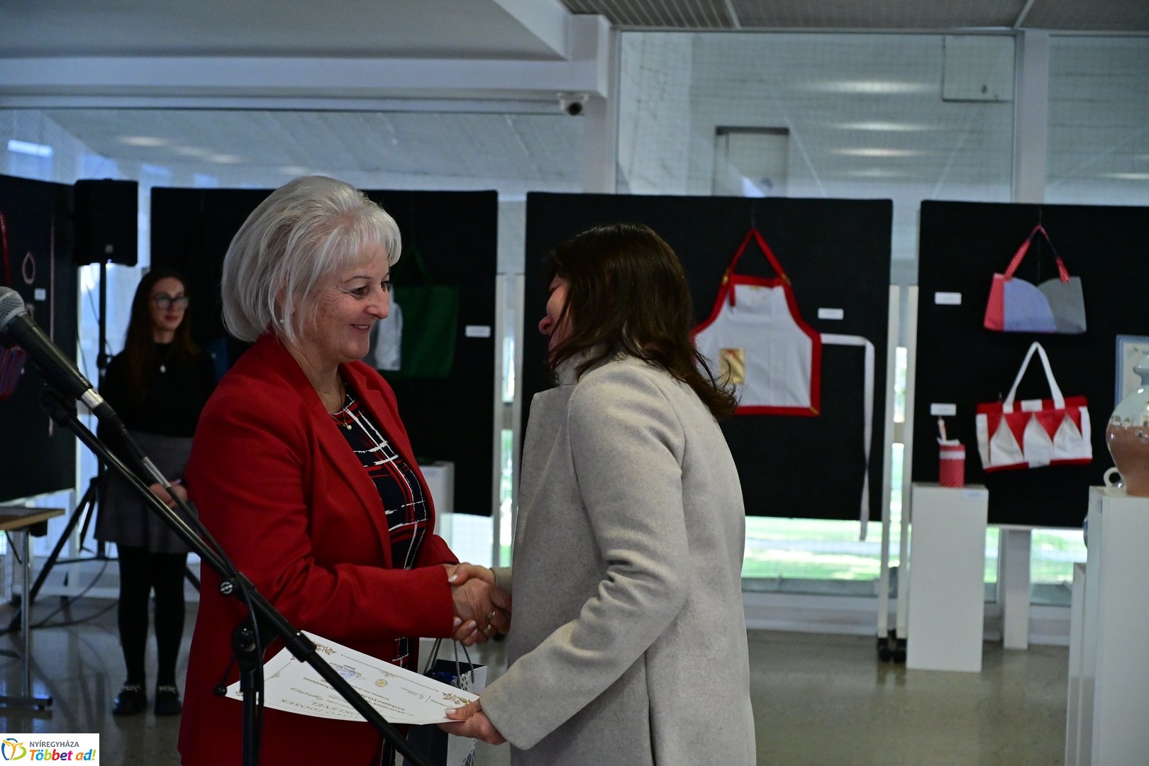 Alkotó idősek kiállítása a kulturális központban 2025