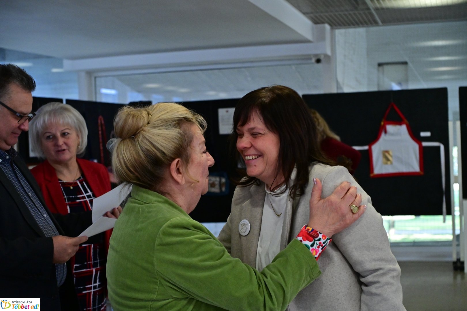 Alkotó idősek kiállítása a kulturális központban 2025