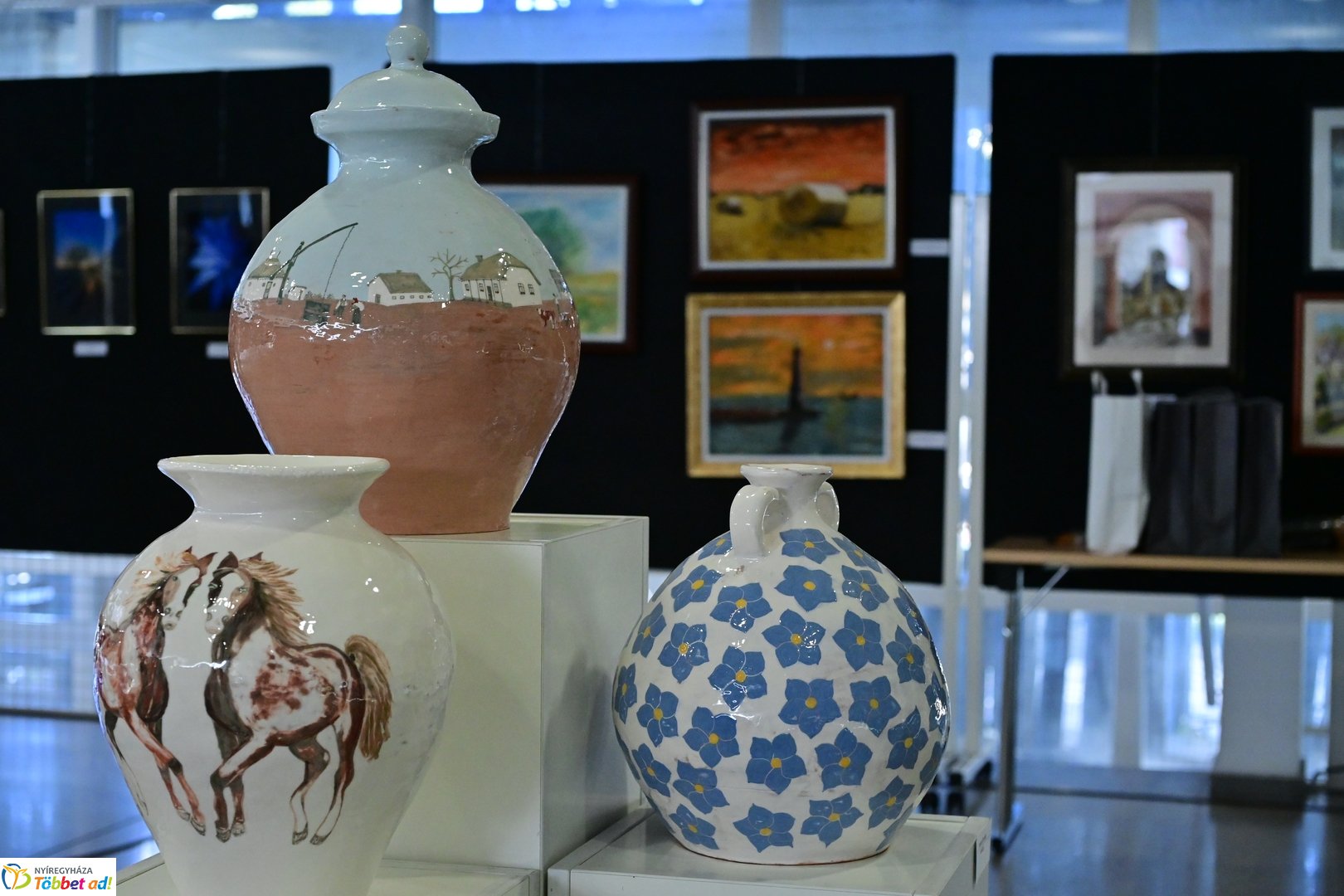 Alkotó idősek kiállítása a kulturális központban 2025