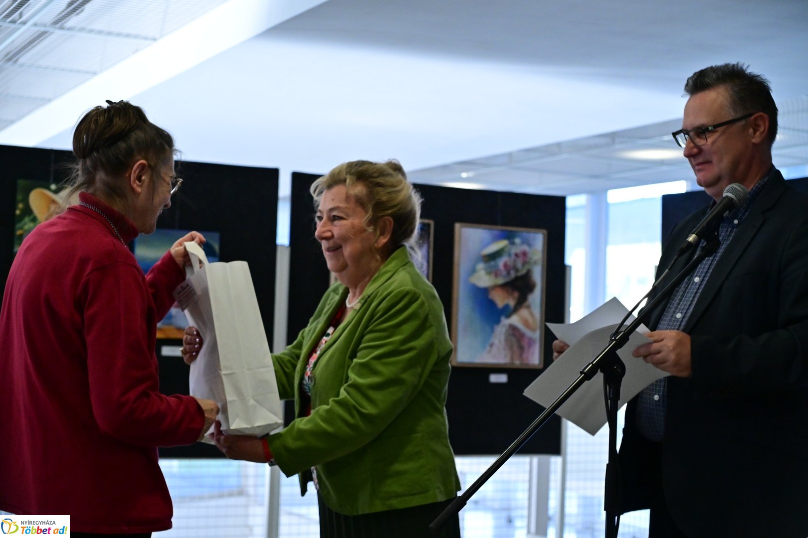 Alkotó idősek kiállítása a kulturális központban 2025