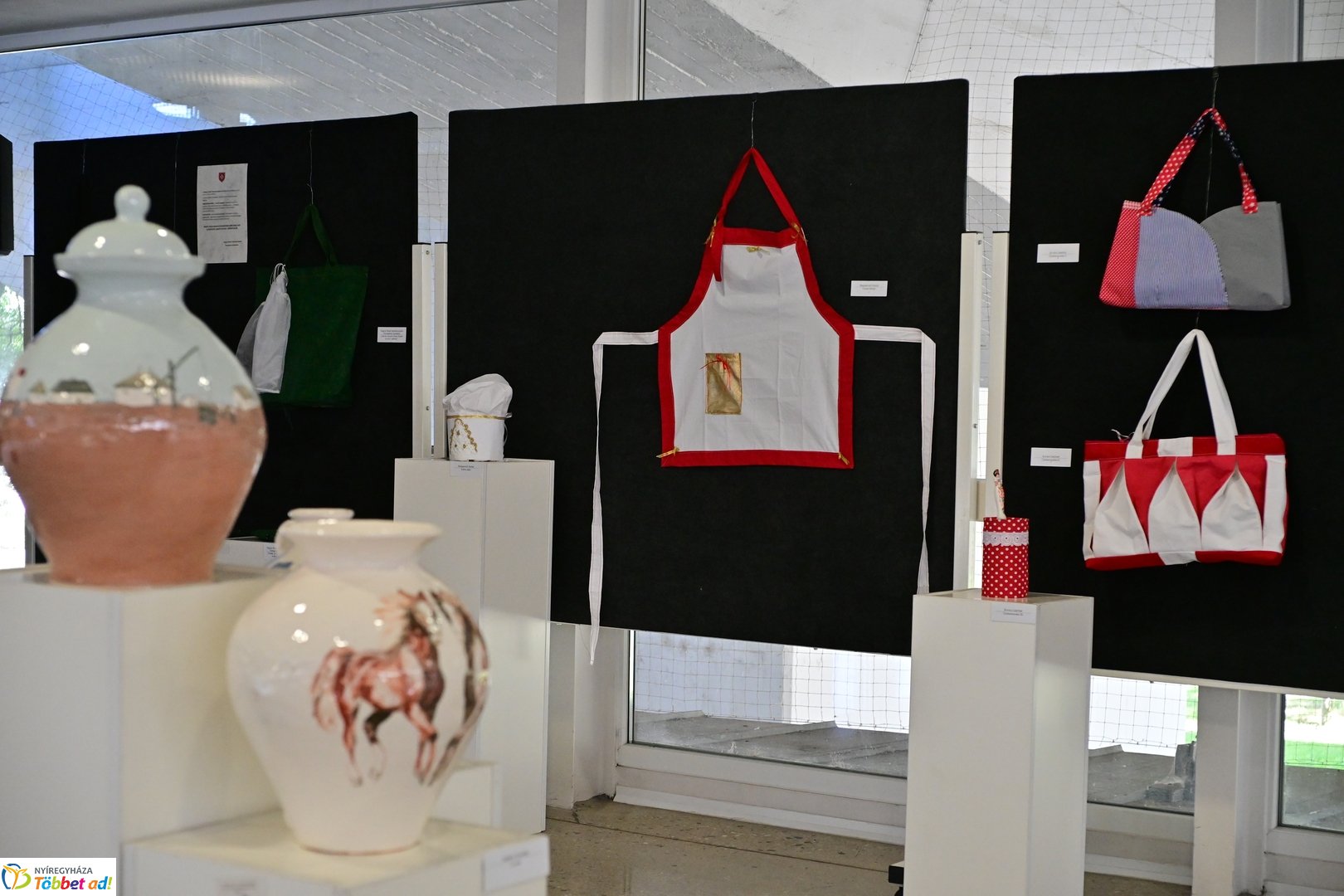 Alkotó idősek kiállítása a kulturális központban 2025