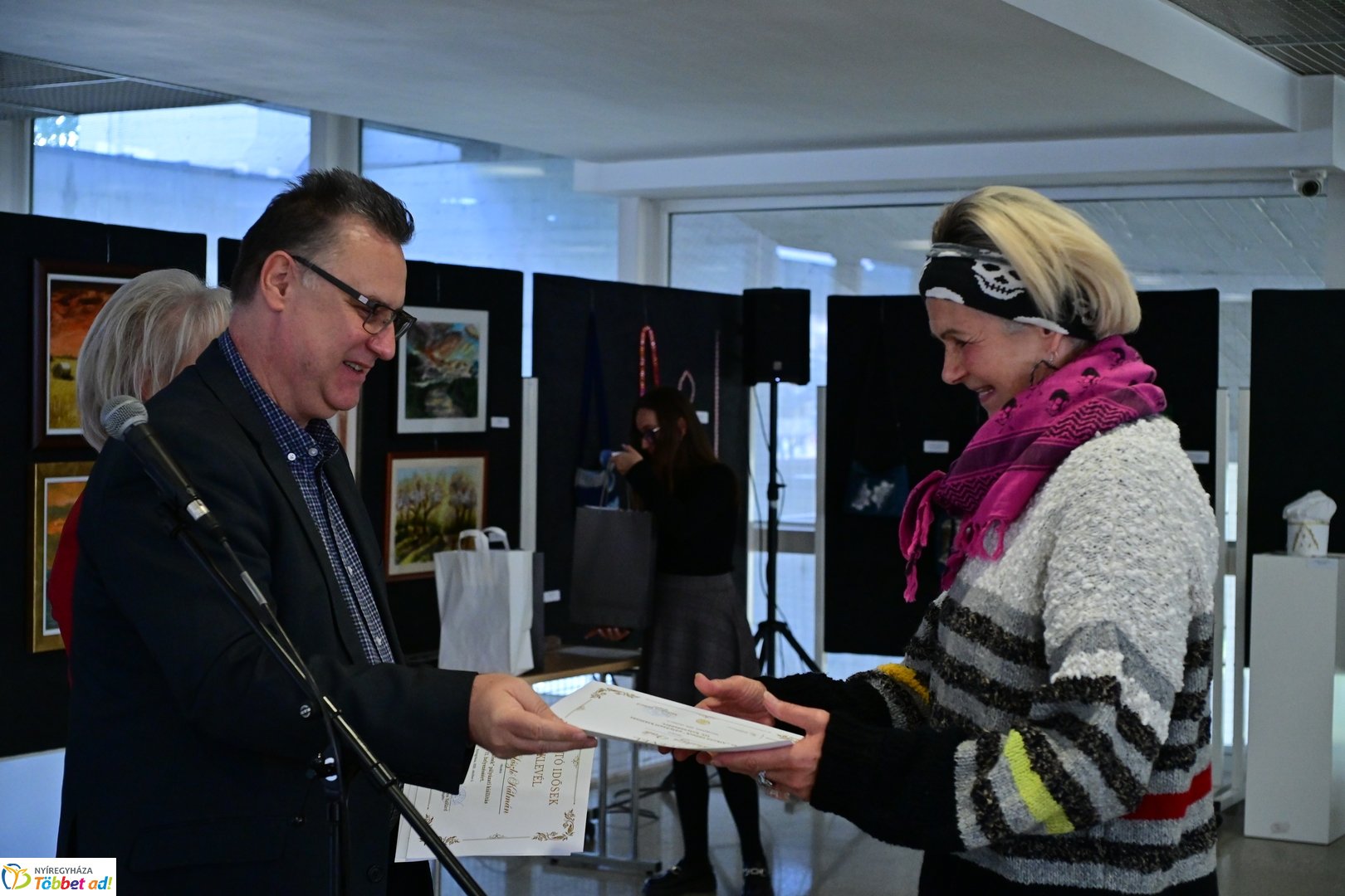 Alkotó idősek kiállítása a kulturális központban 2025