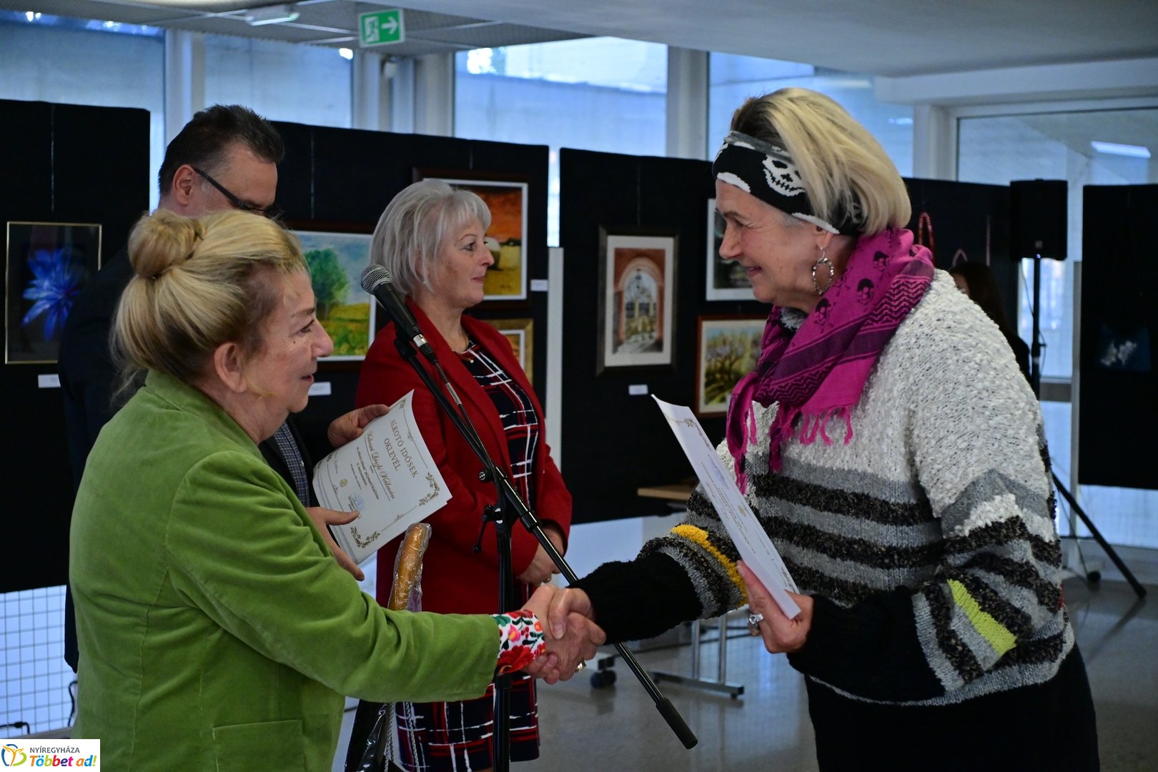 Alkotó idősek kiállítása a kulturális központban 2025