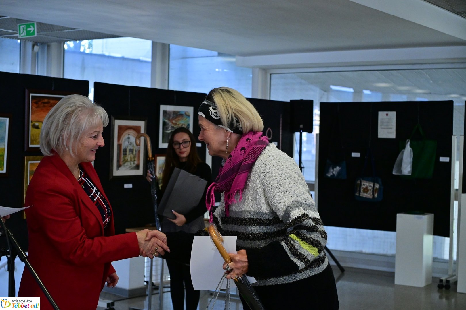 Alkotó idősek kiállítása a kulturális központban 2025