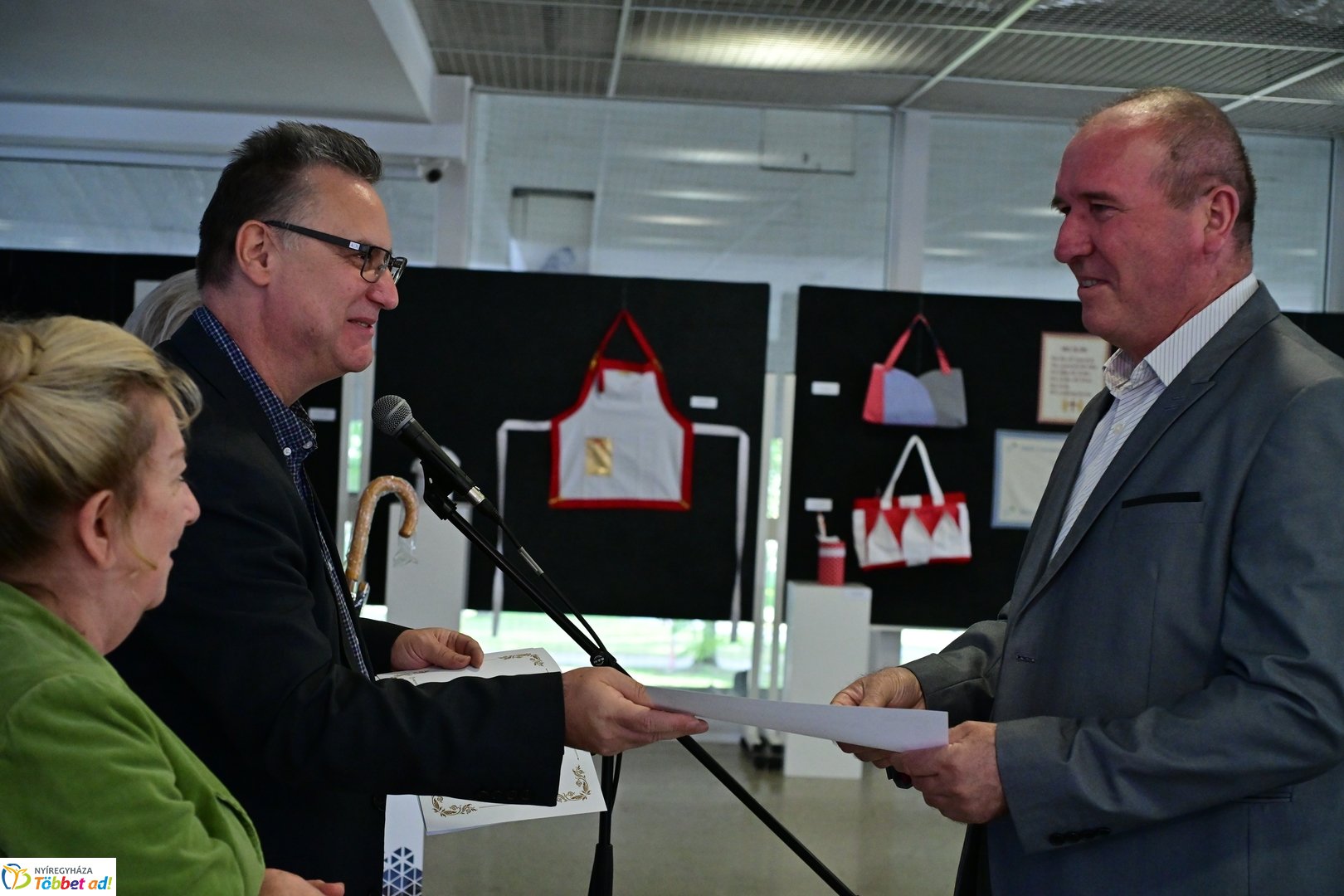 Alkotó idősek kiállítása a kulturális központban 2025