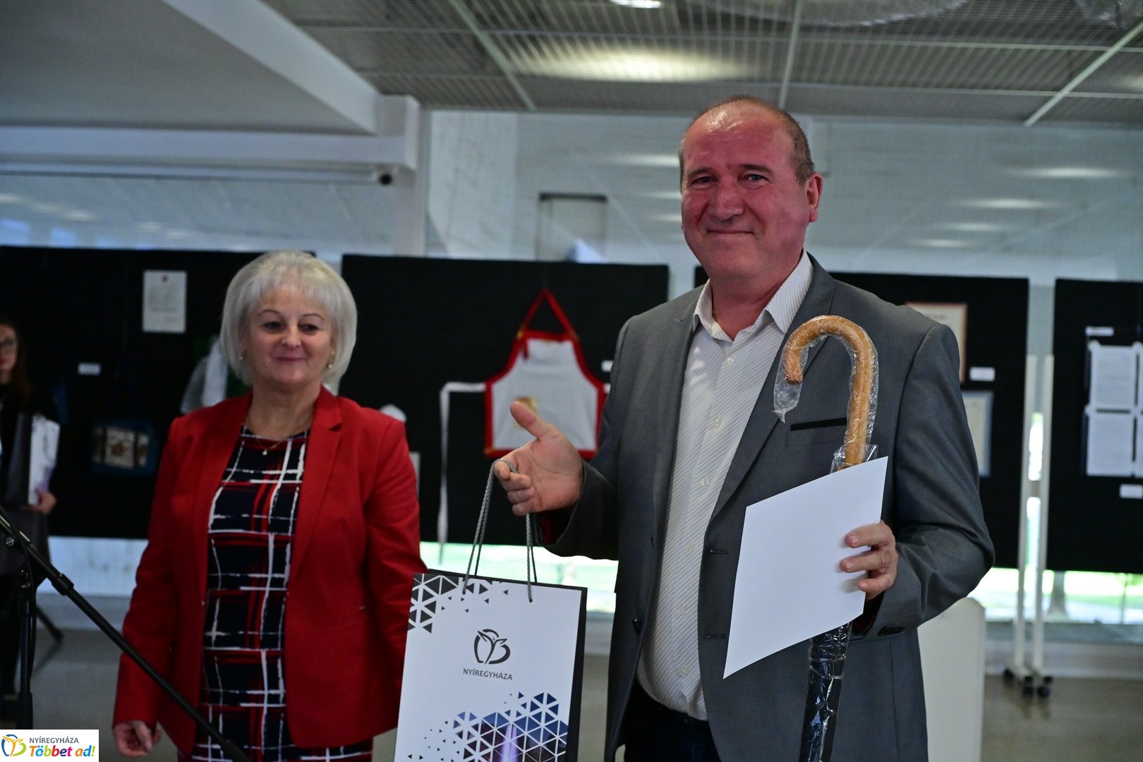 Alkotó idősek kiállítása a kulturális központban 2025